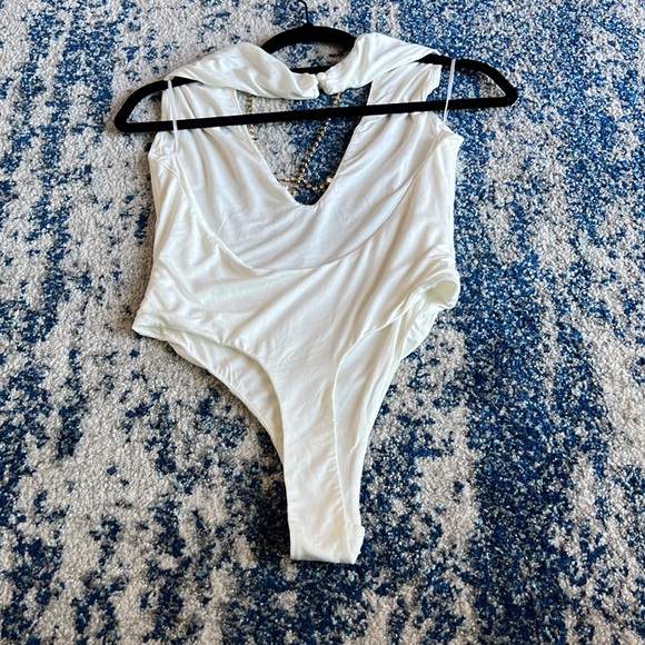 superdown Jewels Cross Front Bodysuit in White S - Picture 11 of 12